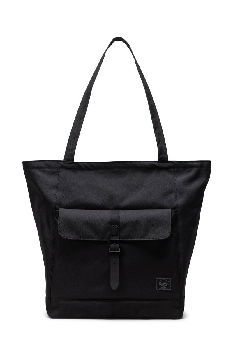 Borsa a tracolla in tessuto nero con due corde lunghe, una tasca frontale con patta chiusa da una clip e un'etichetta del logo sul lato inferiore.
