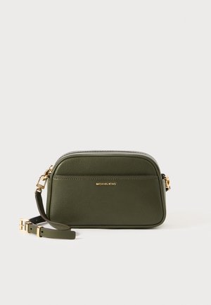 Sac bandoulière en cuir vert avec une texture lisse, quincaillerie dorée et une poche zippée à l'avant. Présenté avec une bandoulière réglable.