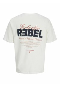 T-shirt blanc à manches courtes avec texte noir et rouge indiquant "Eclectic Rebel Authentic Apparel Division" et un texte descriptif plus petit au dos.