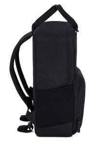 Svart ryggsäck visad från sidan med vadderade axelremmar, bärhandtag på toppen, sidoficka och framficka med dragkedja.