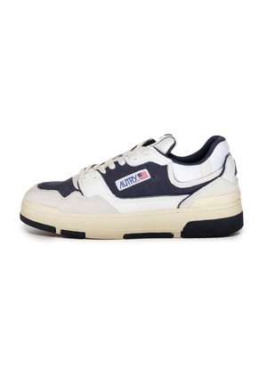 Hvide og marineblå retro sneakers lavet af ruskind og lædermaterialer, med polstret krave, tekstureret sål og brandede detaljer.