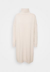 Robe-pull beige en maille à col roulé à manches longues avec poignets, ourlet et encolure côtelés sur un fond blanc uni.