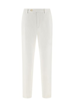 Pantalones entallados color beige claro con trabillas para cinturón, botón frontal, cierre de cremallera y bolsillos laterales, exhibidos sobre un fondo blanco.