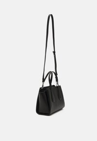 Svart läderhandväska med en strukturerad form, dubbla handtag och en justerbar lång rem. Har en slät yta och en minimalistisk design.