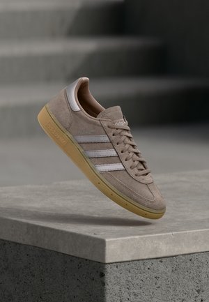 adidas Originals, HANDBALL SPEZIAL - Sneakers basse - trace brown/coffee metallic