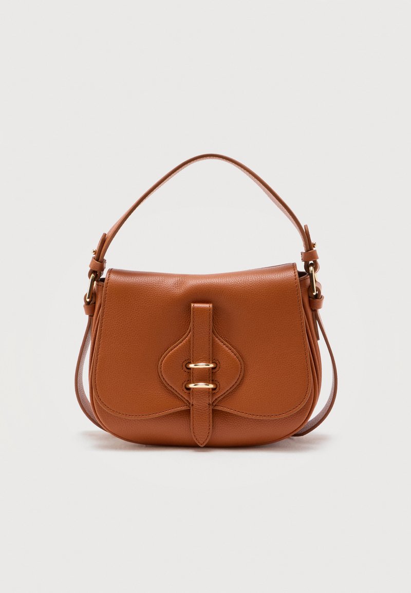 Καφέ δερμάτινη τσάντα χειρός με επάνω λαβή, καμπυλωτό καπάκι, διακοσμητικό λουράκι με δύο χρυσαφένιες αγκράφες και λείο υφή φινίρισμα.