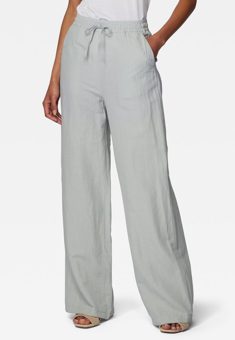 Lichtgrijze, wijde broek met een elastische tailleband en verstelbaar trekkoord. Gemaakt van een zachte, lichte stof. Functionele zijzakken.