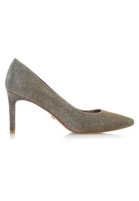 Zapato de tacón alto con punta afilada en tela metálica texturizada, con un tacón delgado y un escote bajo en la parte delantera, y un acento dorado en la parte trasera.