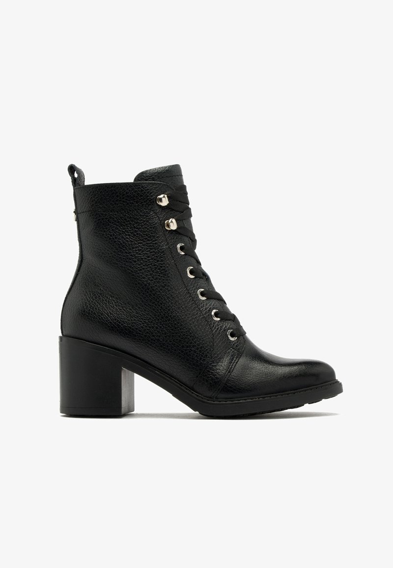 Bottine en cuir noir avec talon bloc, fermeture à lacets, œillets argentés et finition texturée, vue de côté sur fond blanc.