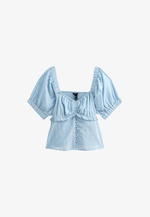 Jasnoniebieska bluzka z bufkami, kwadratowym dekoltem i falbaniastymi detalami. Posiada zapięcie na guziki z teksturowanymi wzorami na całej powierzchni.