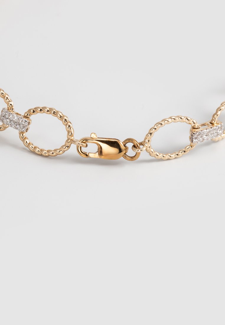 Goldene Metallkette Armband mit ovalen Gliedern mit gedrehter Struktur und Kristallakzenten, gesichert mit einem Karabinerverschluss.