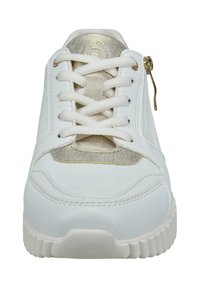 Weißer Sneaker mit einem glatten Lederobermaterial, metallisch goldenen Akzenten an der Zunge und den Ösen, gesichert mit flachen weißen Schnürsenkeln und einem seitlichen Reißverschluss.
