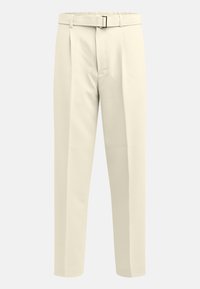 Un pantalon beige clair avec un devant plissé, des jambes fuselées, et une ceinture en tissu avec une boucle métallique. Fabriqué en matériau lisse et doux.