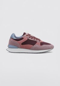 Sneaker med design i blandade material; har burgundy, rosa och ljusblå nyanser, sammet och mesh-texturer samt en vit gummisula.