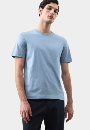 T-shirt di cotone azzurro chiaro con maniche corte, scollo rotondo e vestibilità comoda. Tessuto liscio senza motivi o accenti visibili.