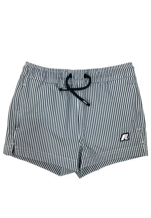 Pantaloncini da bagno a righe verticali blu e bianche con coulisse nera e piccolo patch con logo sulla gamba sinistra anteriore.