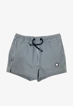 Pantaloncini da bagno a righe verticali blu e bianche con coulisse nera e piccolo patch con logo sulla gamba sinistra anteriore.