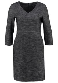 Robe en maille gris foncé longueur genou avec manches trois-quarts et col en V, présentant un motif texturé subtil et une taille ajustée.