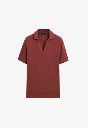 Polo à manches courtes en rouge rouille profond avec un tricot texturé, doté d'un col en V et d'une coupe décontractée, créant un look casual et polyvalent.