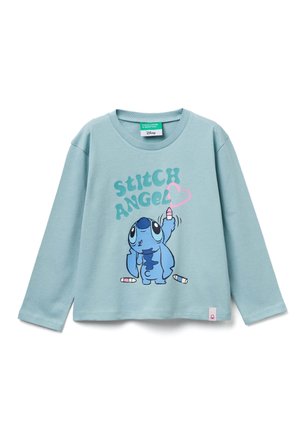 Hellblaues Langarmshirt mit einem Comic-Charakter und dem Text "STITCH ANGEL" sowie bunten Markierungen, aus weichem Baumwollmaterial gefertigt.