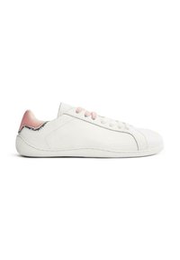 Zapatilla de cuero blanca con acento rosa en el talón y cordones rosa claro. Presenta una textura suave y un diseño de punta redondeada. Detalle de costura sutil.