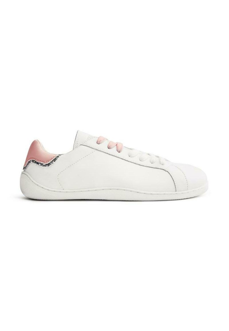 Zapatilla de cuero blanca con acento rosa en el talón y cordones rosa claro. Presenta una textura suave y un diseño de punta redondeada. Detalle de costura sutil.