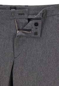 Szare teksturowane spodnie z zamkiem błyskawicznym, dwoma guzikami i małą kieszenią. Tkanina ma subtelny melanżowy wzór, dodający detalu.