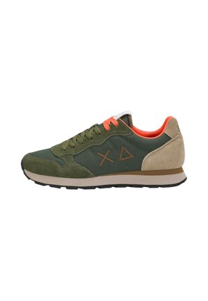 Grüner und beiger Sneaker mit orangefarbenem Innenfutter und Schnürsenkeln, braunem Logo an der Seite, schwarzer Sohle und weißen Akzenten auf der Zunge.