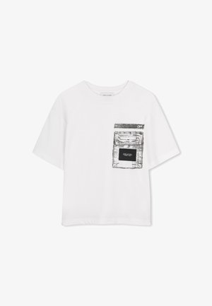 T-shirt blanc à manches courtes, avec un motif noir représentant un design de poche sur le devant. Confectionné en coton doux.