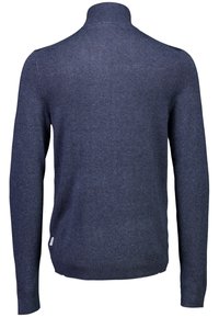 Marinblå långärmad tröja med hög krage, sedd bakifrån, med en liten vit etikett på nedre vänstra sidan.