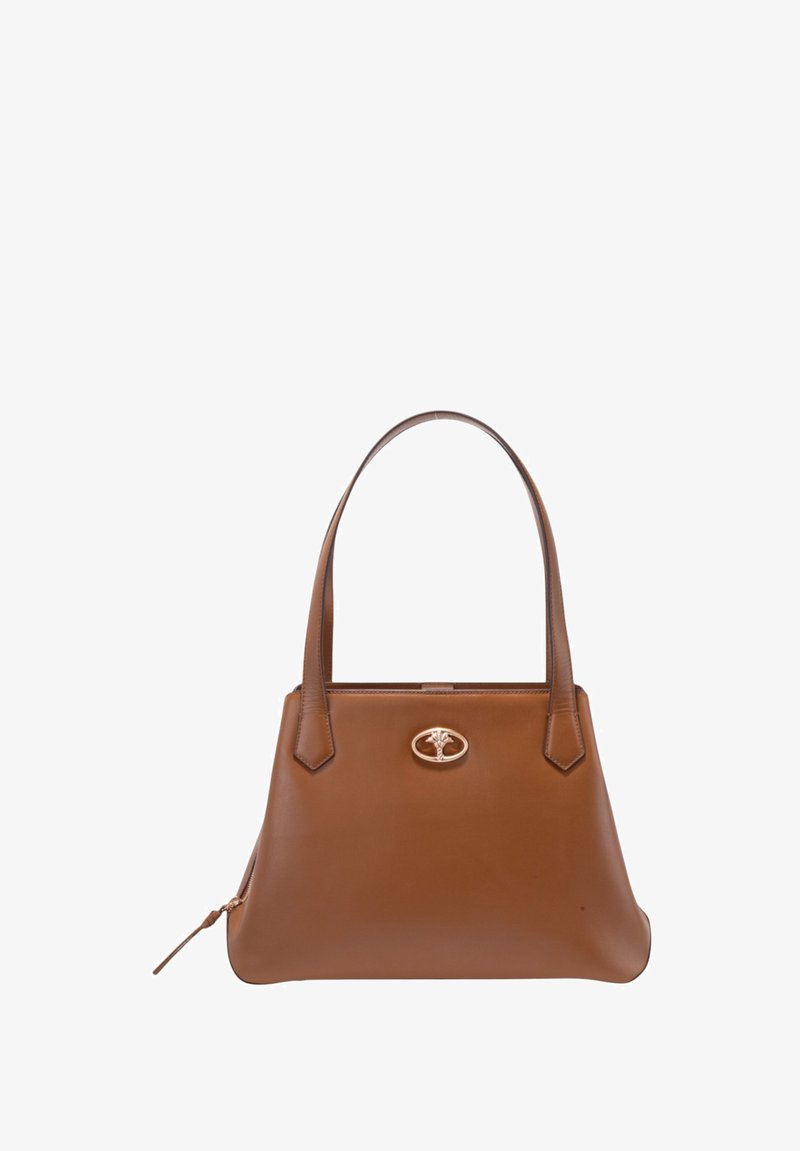 Bolso de cuero marrón con una forma estructurada, que incluye un logo con acento metálico, dos asas y un detalle de cremallera en el lateral.