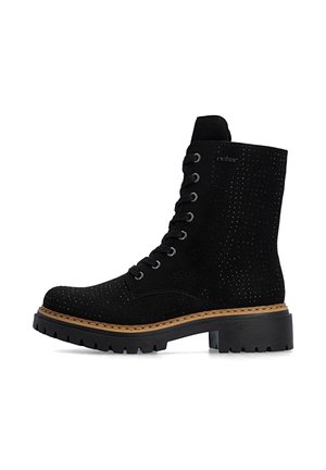 Schwarze Wildleder-Knöchelstiefelette mit perforiertem Design, Schnürung vorne, klobiger Sohle und brauner Randnaht entlang der Kante.