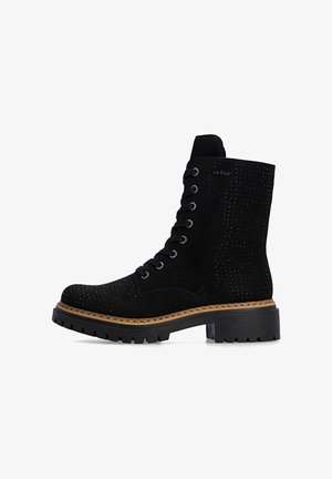 Stivaletto in camoscio nero con design traforato, allacciatura frontale, suola chunky e cuciture marroni lungo il bordo.