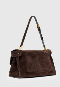 Bruine suède handtas met een gestructureerde vorm, verstelbare leren schouderband, gouden hardware accenten en een voorklepdetail.