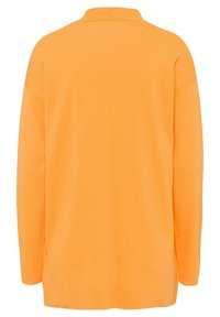 Pull-over long à manches orange, en tissu doux, avec un col haut et une coupe décontractée aux épaules tombantes.