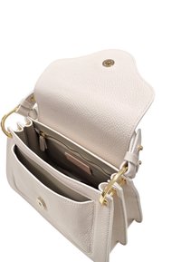 Hvid tekstureret læderhandtaske med en struktureret form, gyldent hardware og en klaplukning. Indvendigt har den flere rum til organisering.