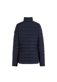 Giacca puffer blu marina con design a righe orizzontali, colletto alto e senza hardware visibile. Texture morbida, leggera e isolata.