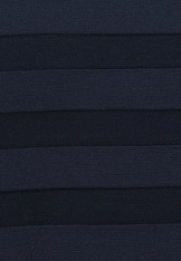 Tessuto a coste blu navy con strisce orizzontali di larghezze variabili. La texture appare liscia e a maglia stretta, creando un aspetto uniforme.