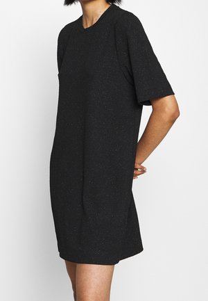 Czarna sukienka z krótkim rękawem o luźnym kroju, wykonana z fakturowanej tkaniny z delikatnymi nakrapianiami, z okrągłym dekoltem i długością do połowy uda.