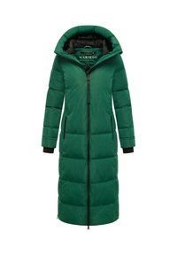 Cappotto invernale imbottito verde con un ampio cappuccio, colletto alto e dettagli neri. Presenta tasche con zip ed è di lunghezza fino al ginocchio. Realizzato in un tessuto liscio.