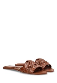 Sandalias planas de tiras trenzadas en color marrón, con suela plana y diseño de puntas abiertas, que ofrecen transpirabilidad y comodidad.