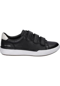 Sneaker nera con tre cinturini in velcro, tomaia in pelle liscia, suola in gomma bianca e accenti di colore contrastante sul tallone. Nome del marchio sul lato.
