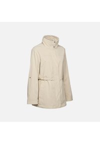 Giacca impermeabile beige con colletto alto, chiusura a bottoni automatici, vita elastica e tasche laterali; realizzata in un tessuto morbido e leggero.