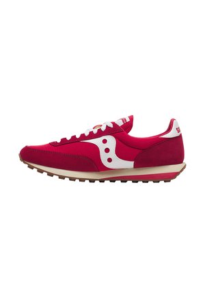 Baskets de sport rose avec une tige en suède, accents blancs, design perforé et semelle extérieure en caoutchouc légèrement texturée pour une bonne adhérence.