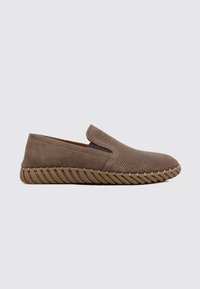 Zapatos marrones sin cordones con parte superior de ante perforado, suela de goma con un patrón de ola texturizado y detalle de costura en contraste.