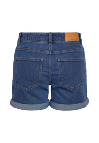 Σορτς από τζιν σε σκούρο μπλε χρώμα με αναδιπλωμένα μανίκια, με δύο πίσω τσέπες και μια καφέ δερμάτινη ετικέτα της Noisy May στη μέση.