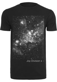 Černé bavlněné tričko s kosmickým potiskem v odstínech šedé, se hvězdami a mlhovinami. Text "Joy Division + -" se nachází na spodní části.