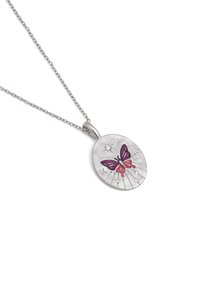Collar con colgante de plata que presenta un medallón ovalado con un diseño de mariposa multicolor y acentos de estrella, suspendido de una delicada cadena.