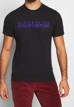 Schwarzes Baumwoll-T-Shirt mit einem grafischen Druck in lila Text, der auf der Vorderseite "NAPAPIJRI geographic" liest. Kurze Ärmel, Rundhalsausschnitt.