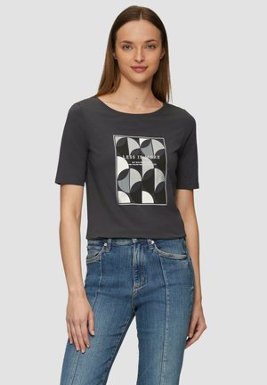 Grijze T-shirt met korte mouwen heeft een geometrisch patroon in zwart, wit en grijs, met de tekst "LESS IS MORE" in het midden.